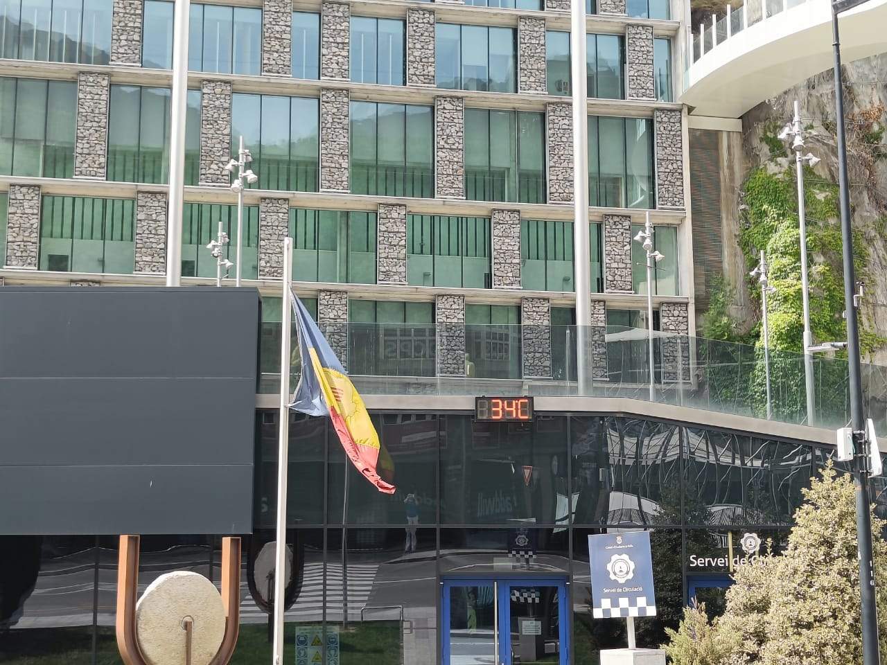 El termòmetre al servei de circulació d'Andorra la Vella, marcant una temperatura ambient alta.