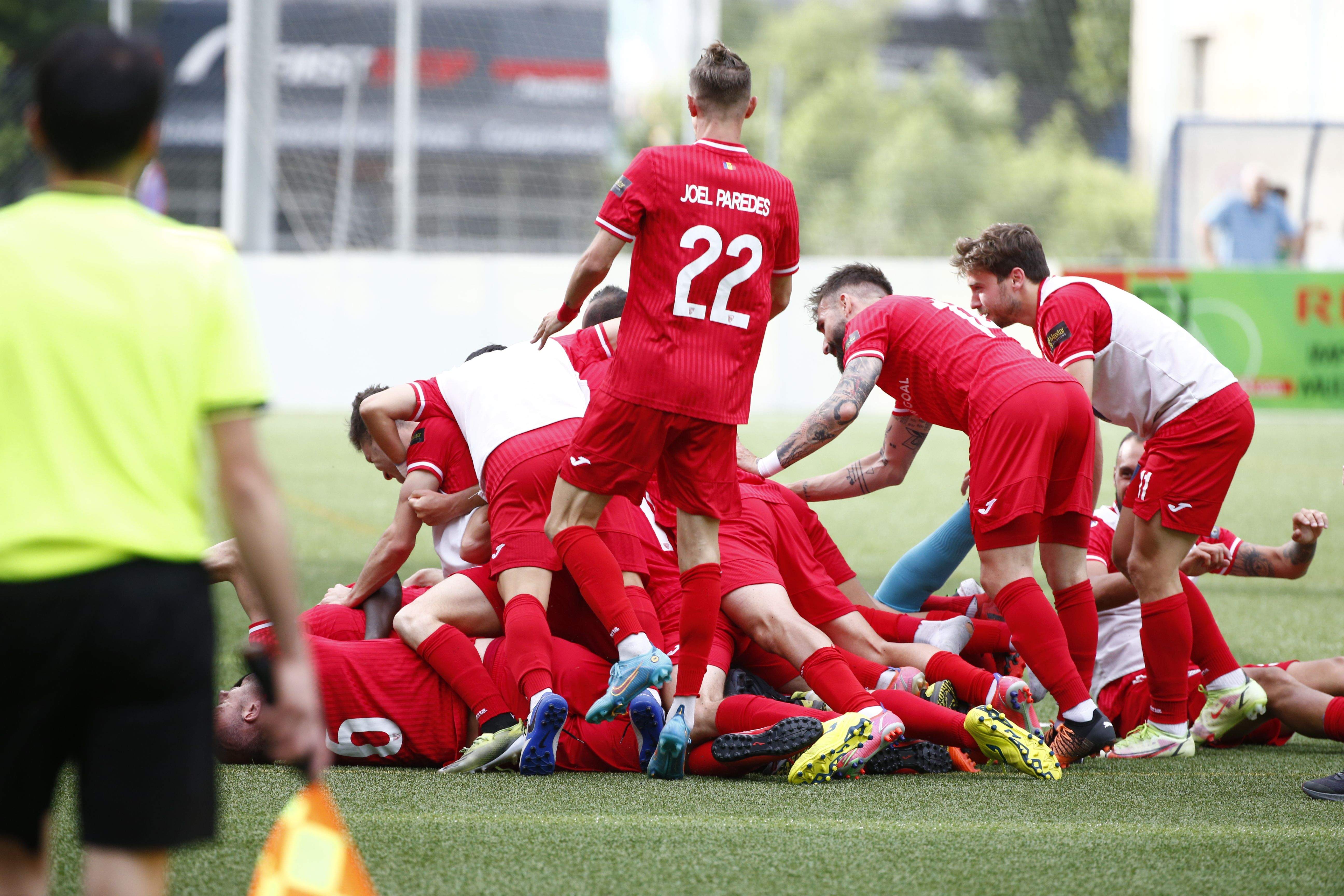 Celebració de l'empat i del títol per part dels jugadors de l'Inter d'Escaldes.