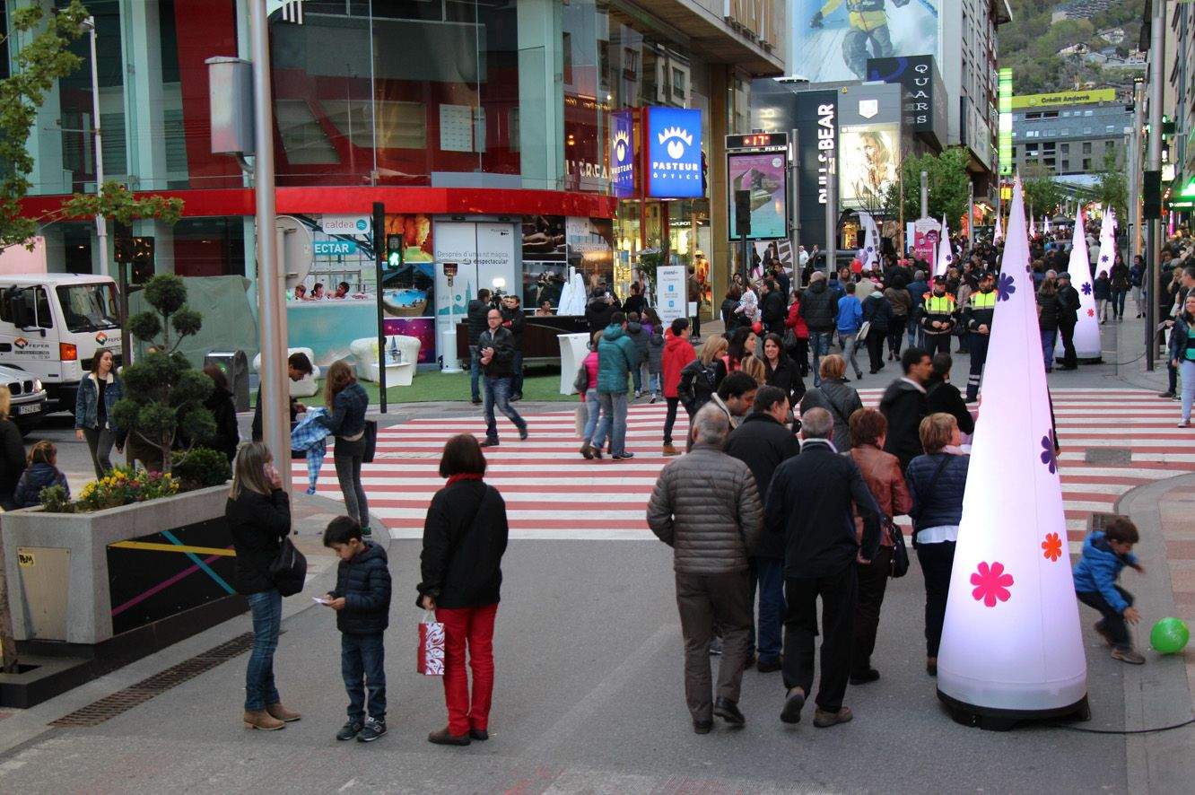 Propietaris en peu de guerra contra el comú d\'Escaldes per les contribucions especials a Carlemany