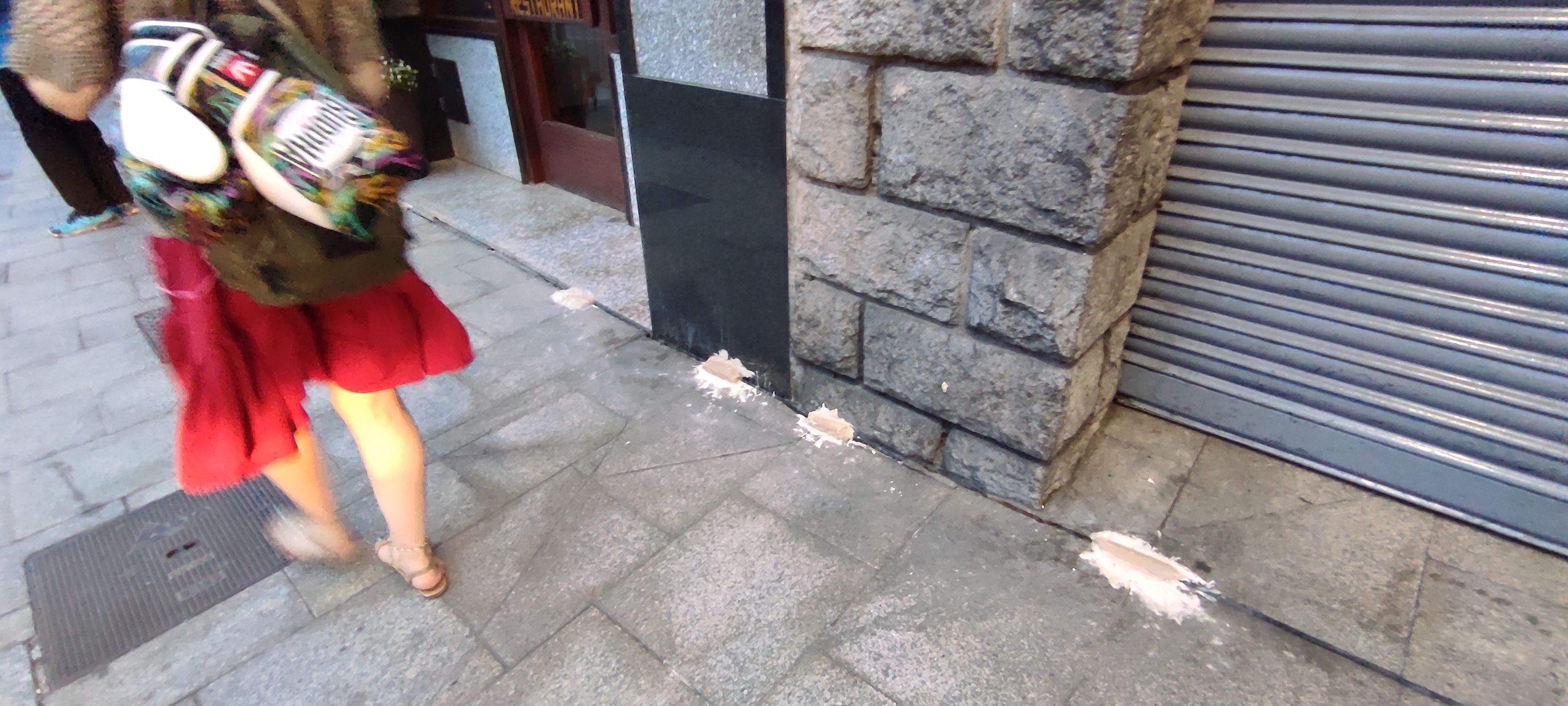 Els testimonis de guix col·locats a la façana per avaluar eventuals moviments.