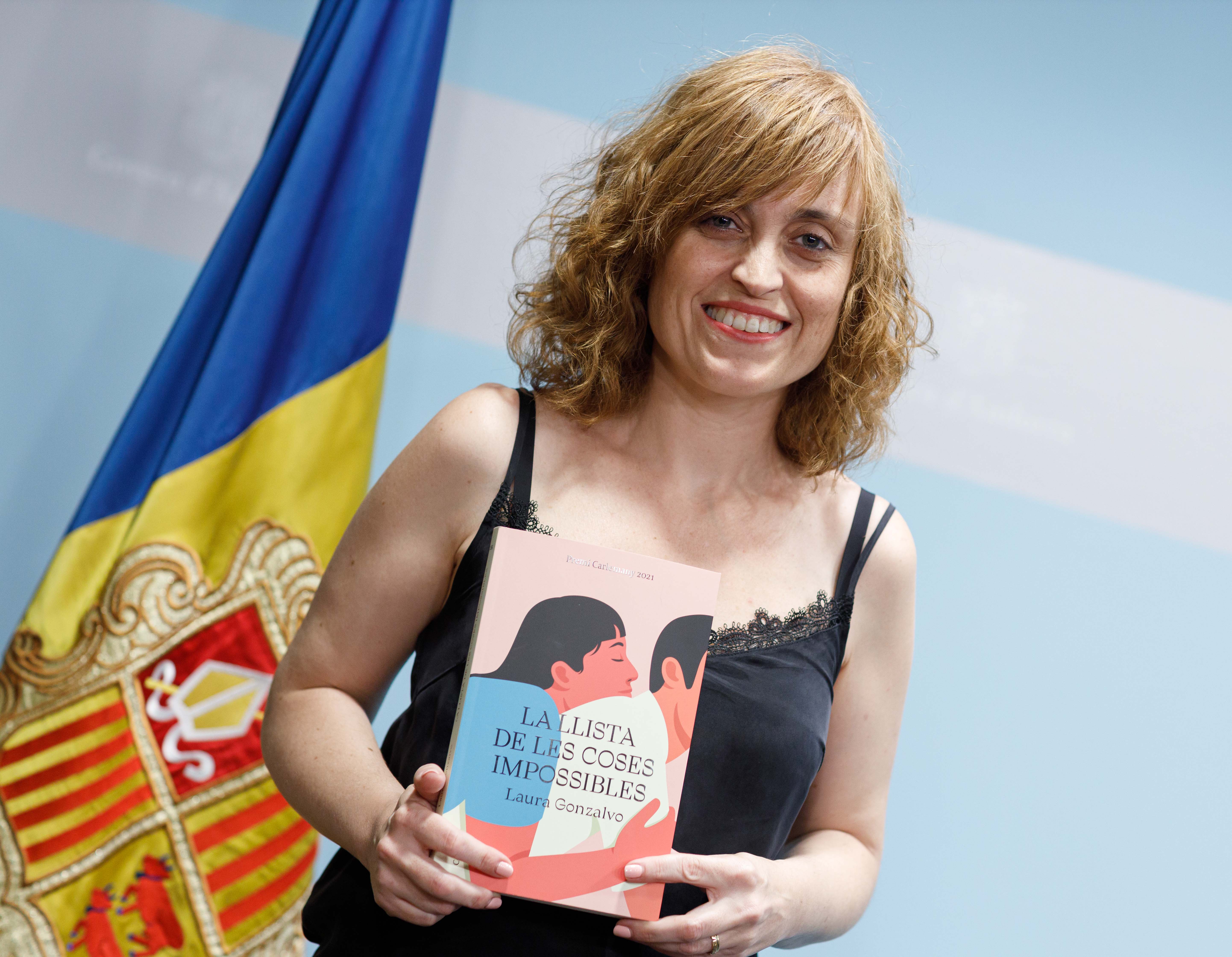 Laura Gonzalvo amb el llibre.