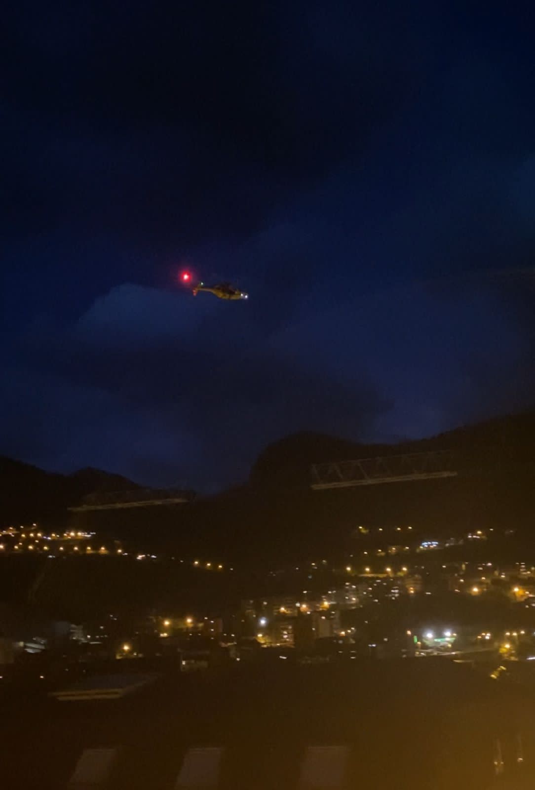 L'helicòpter sobrevolant Encamp.