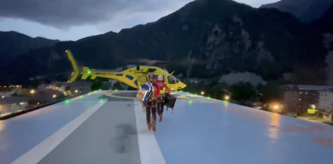 Agents dels bombers dirigint-se a l'helicòpter per traslladar-se a les Bons.
