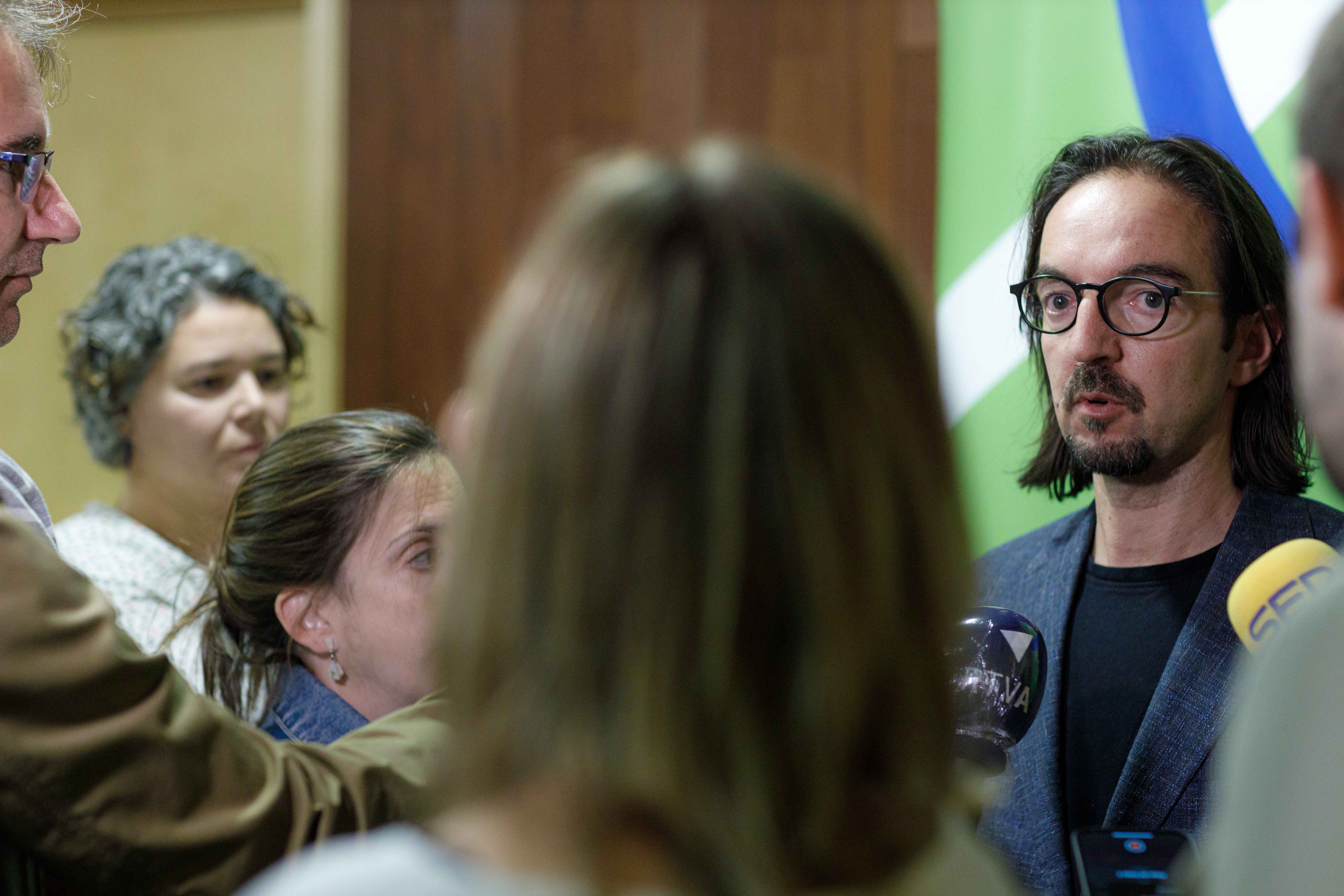 El secretari d'estat d'Afers Europeus, Landry Riba, atenen als mitjans de comunicació