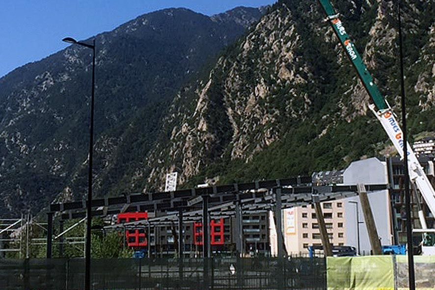 La construcció de l\'estació d\'autobusos entra a la recta final i ja mostra la futura fisonomia