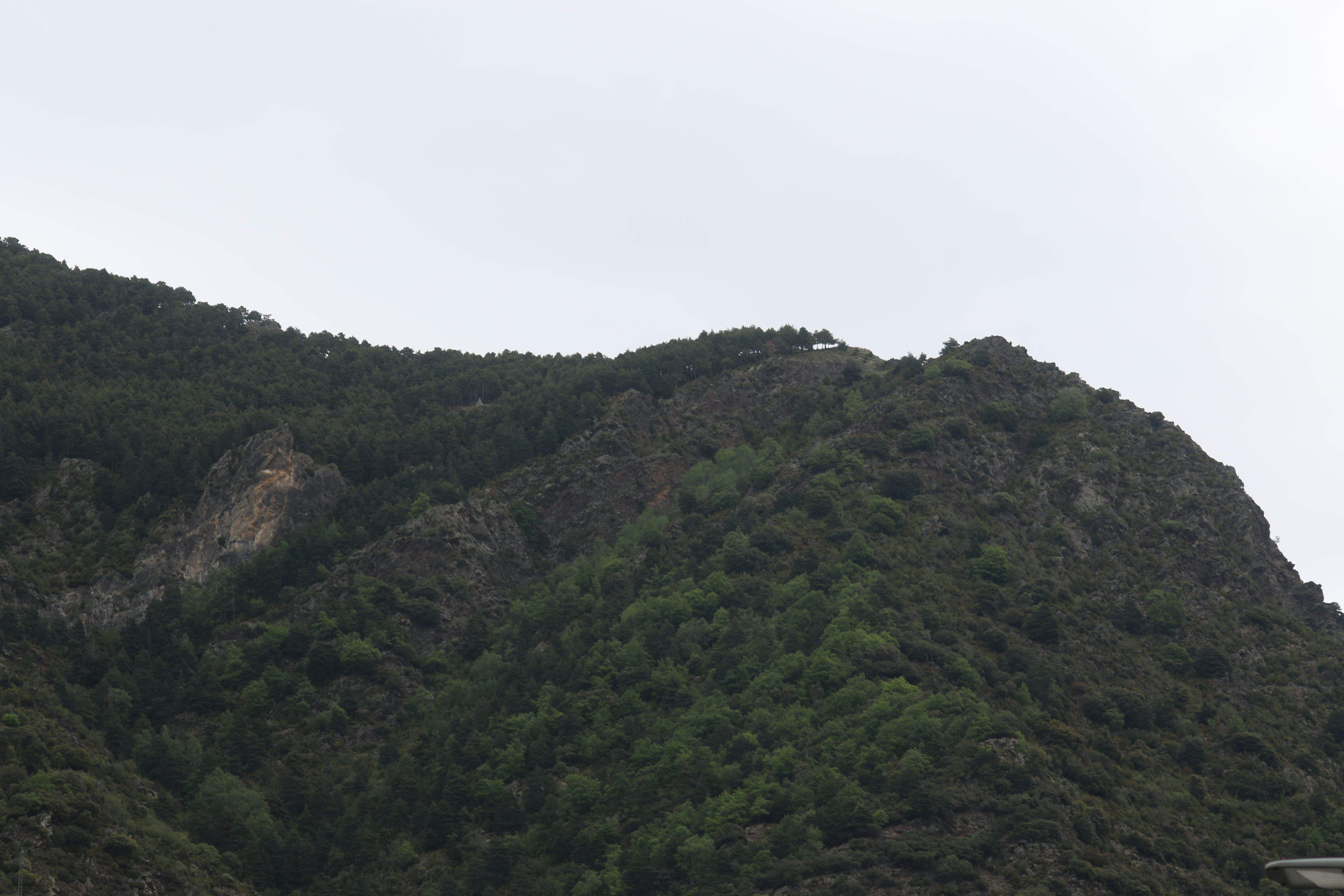 Una imatge del pic del Padern vist des del passeig del Riu, a Escaldes.