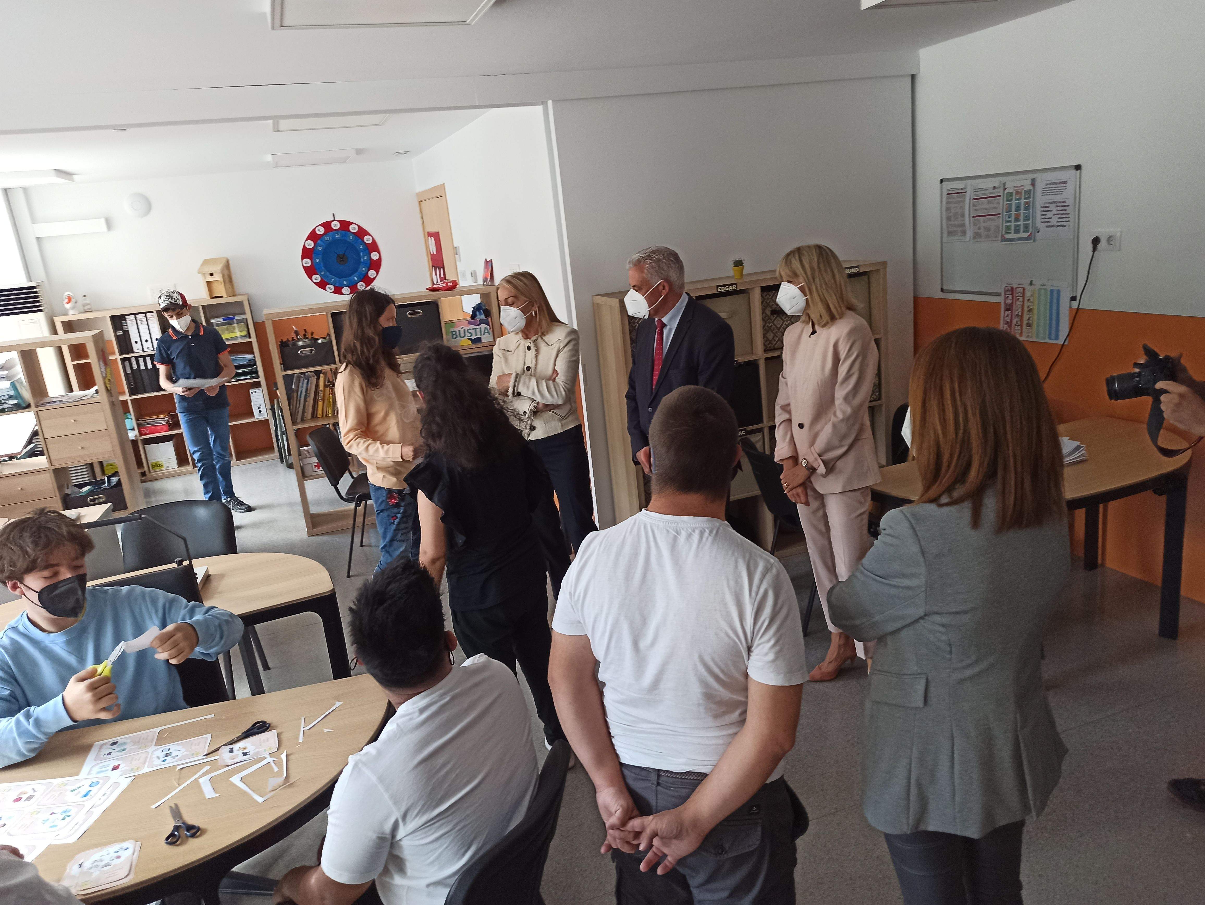 La directora del centre, Celine Mandicó fent la visita a Xeridell aquest dimecres.