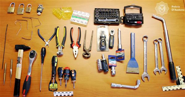 Tres detinguts per robar la recaptació d\'una màquina infantil en un centre comercial de Sant Julià