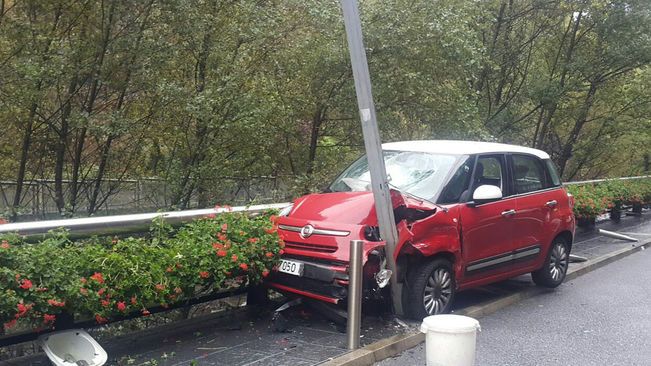 Detinguda després d\'estavellar-se al Pont de la Tosca i donar una taxa altíssima d\'alcoholèmia