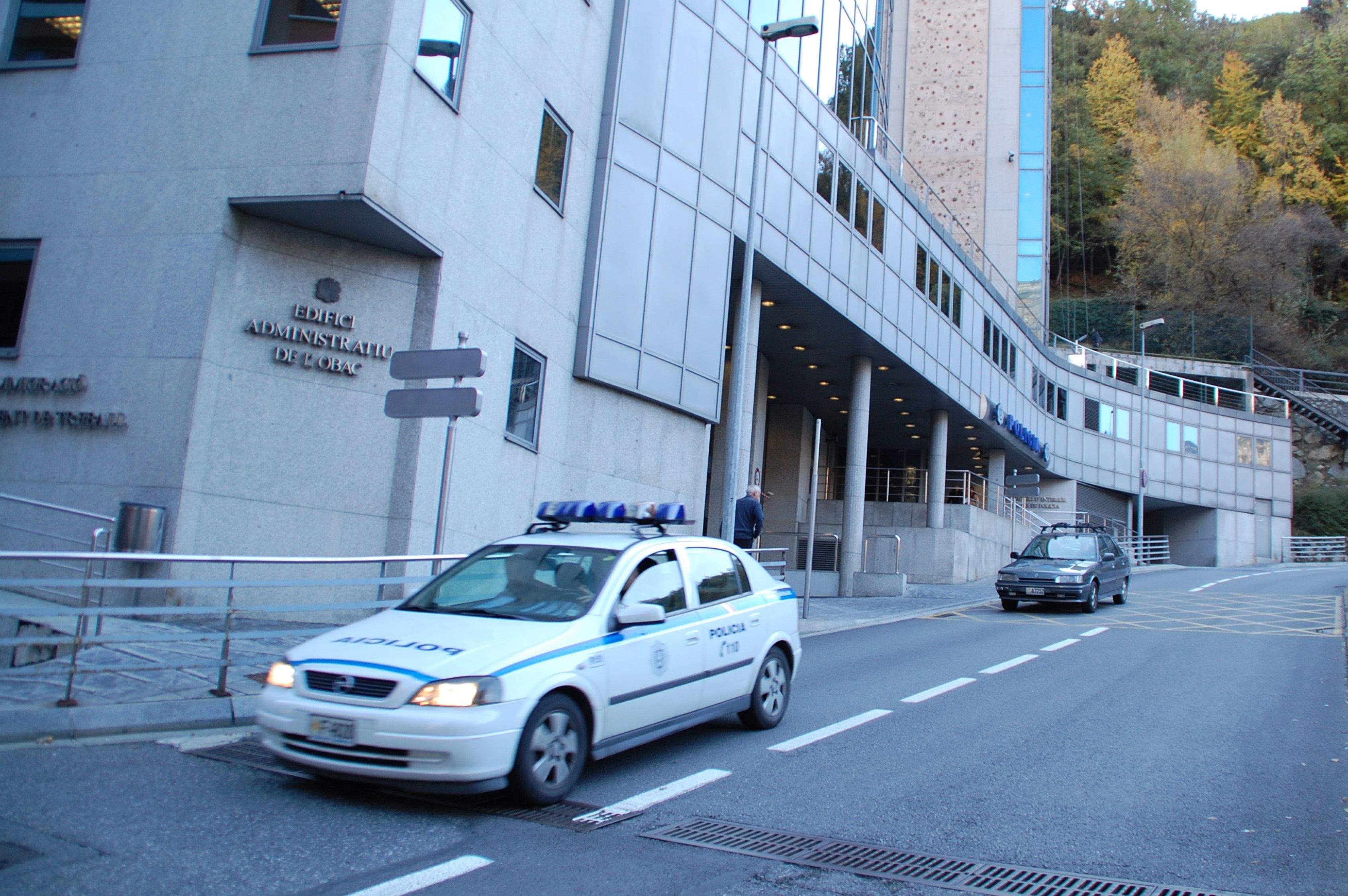 Detingut un escaldenc amb antecedents per fer-se tocaments en un bus davant menors