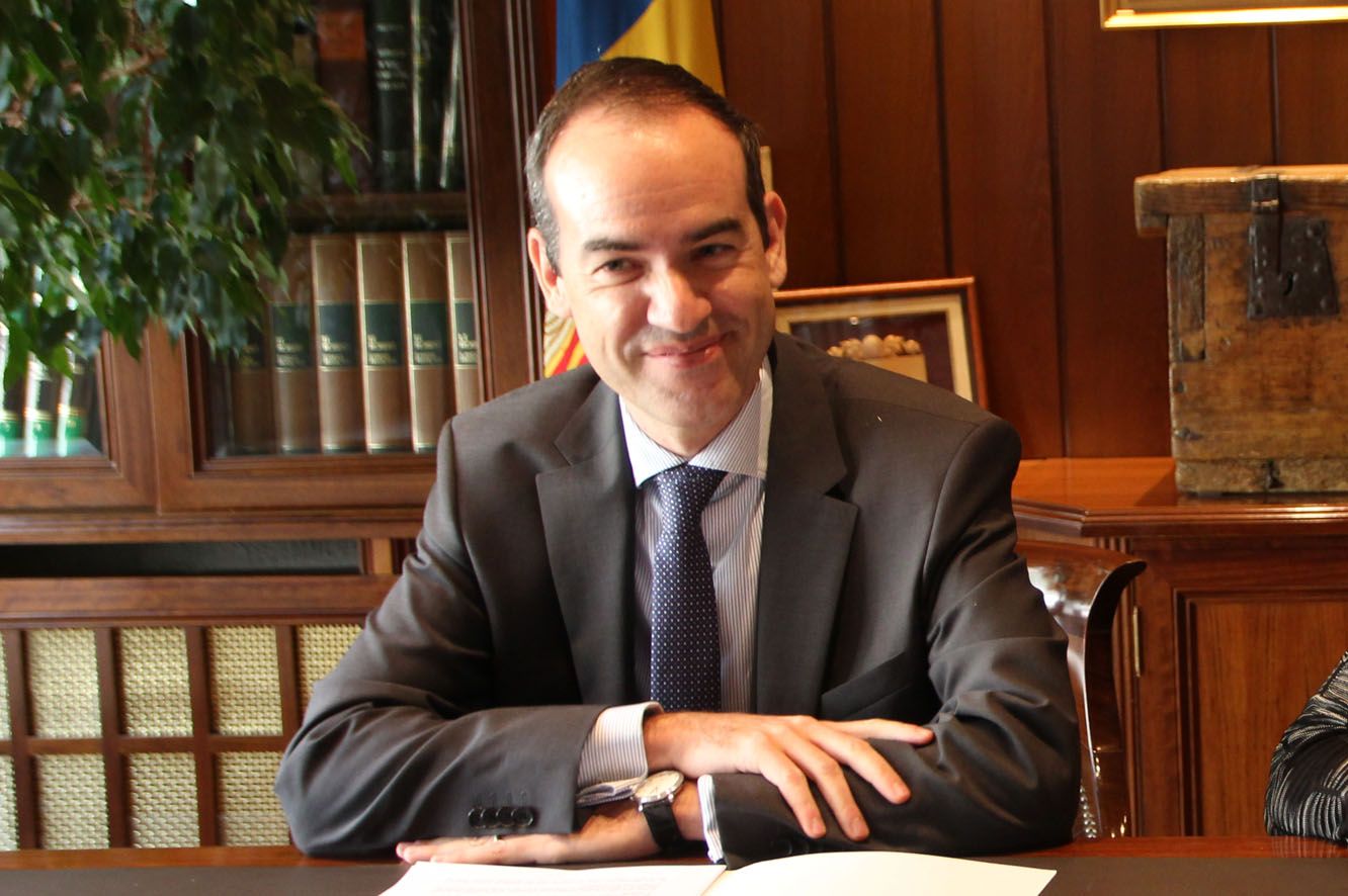 Alcobé s\'atrinxera al ministeri i considera que està legitimat per negociar amb els sindicats