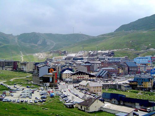 Detingut un empresari del Pas per violència domèstica i possessió d\'armes il·legals