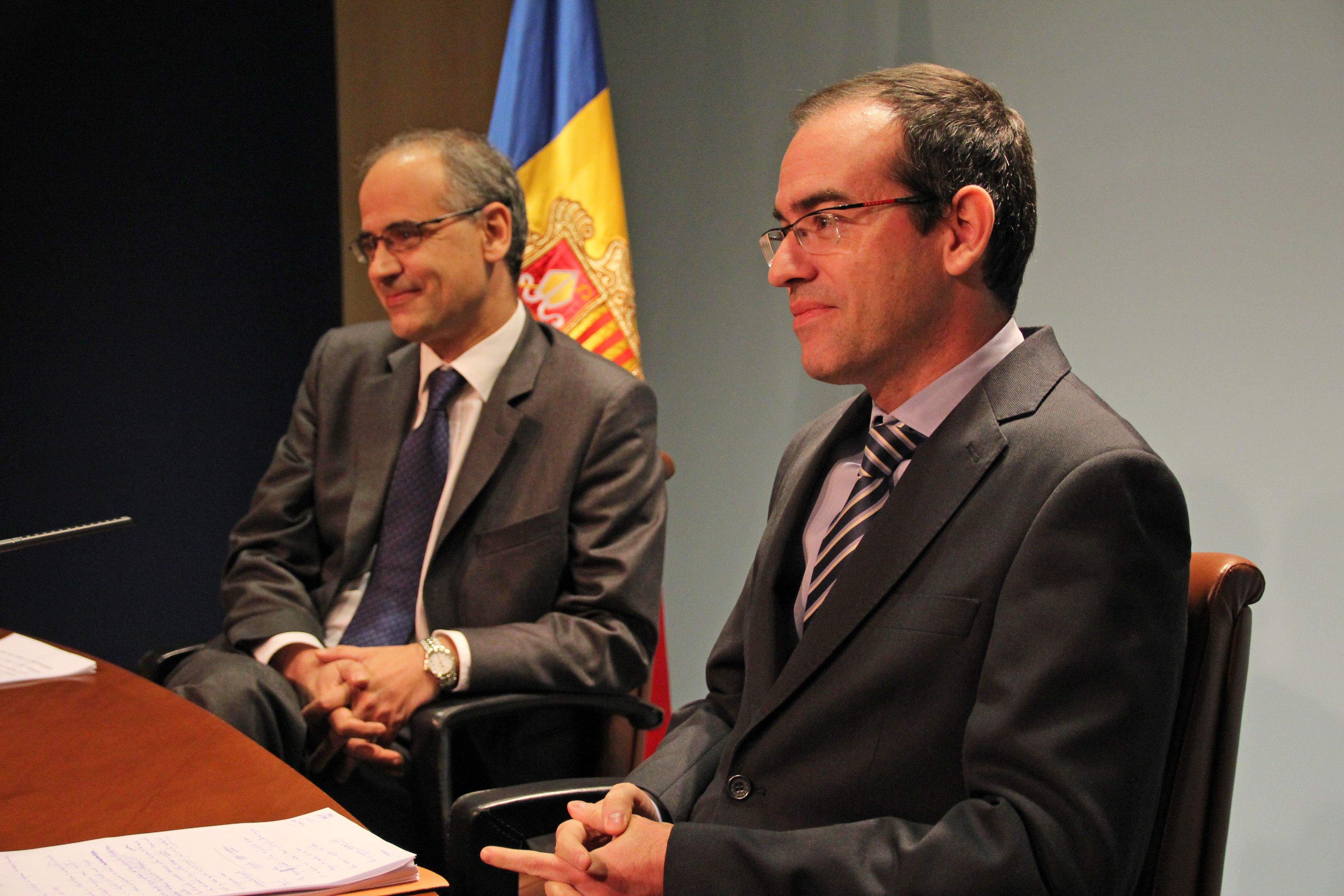 Liberals i sindicats de la Funció Pública furguen una mica més en la \'ferida\' d\'Alcobé