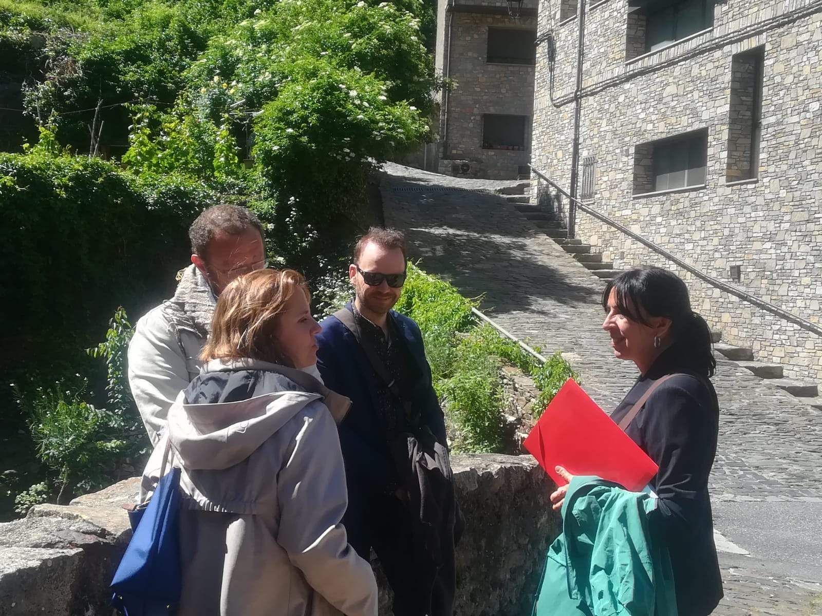 La cònsol major Rosa Gili (esquerra) ha presentat els treballs aquest dijous al Pont de la Tosca.