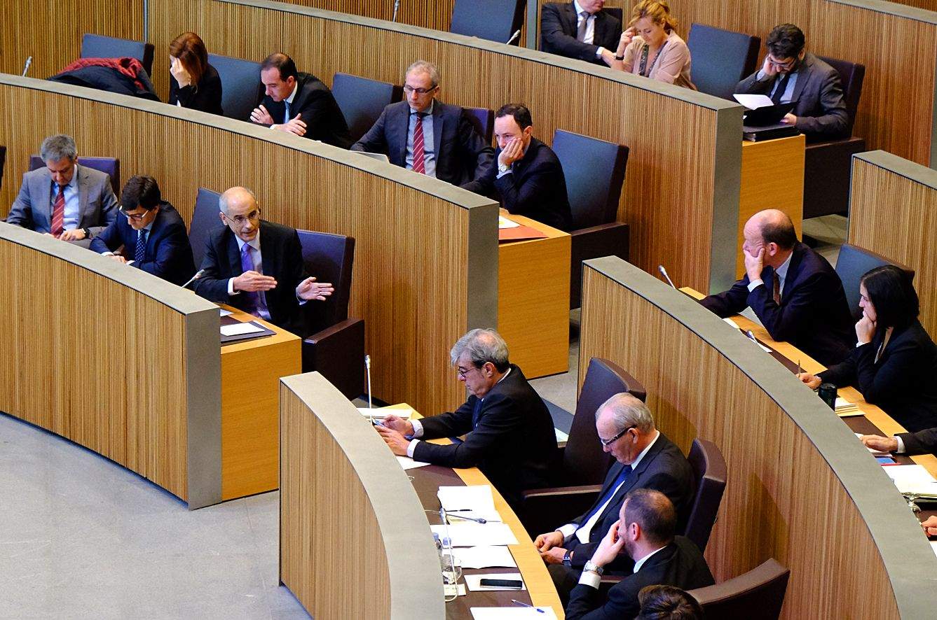 Martí \'reinterpreta\' la Llei de Govern per justificar per què no va acceptar abans la dimissió d\'Alcobé