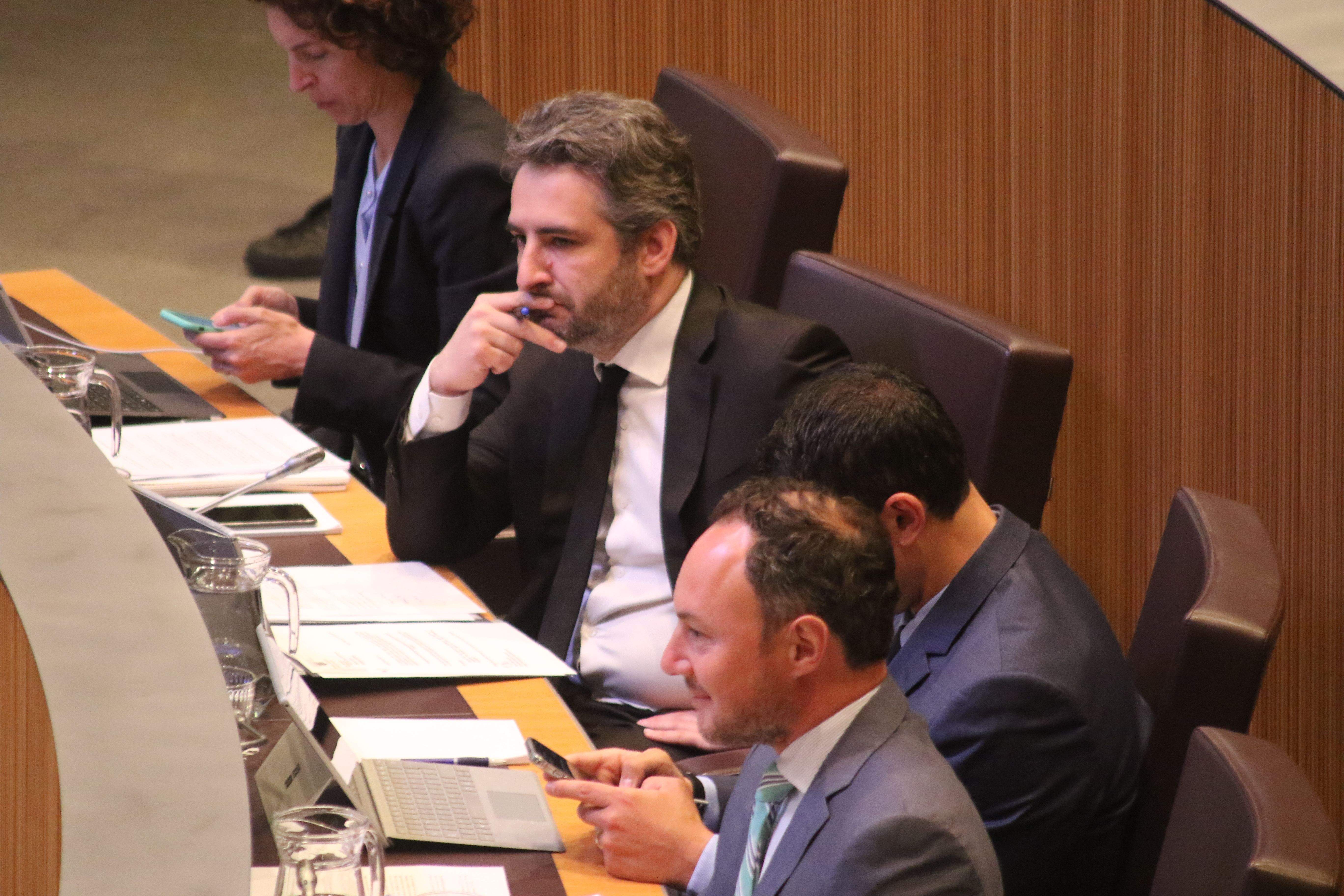 Eric Jover escolta, seriós i atén, la pregunta formulada per Pere López.