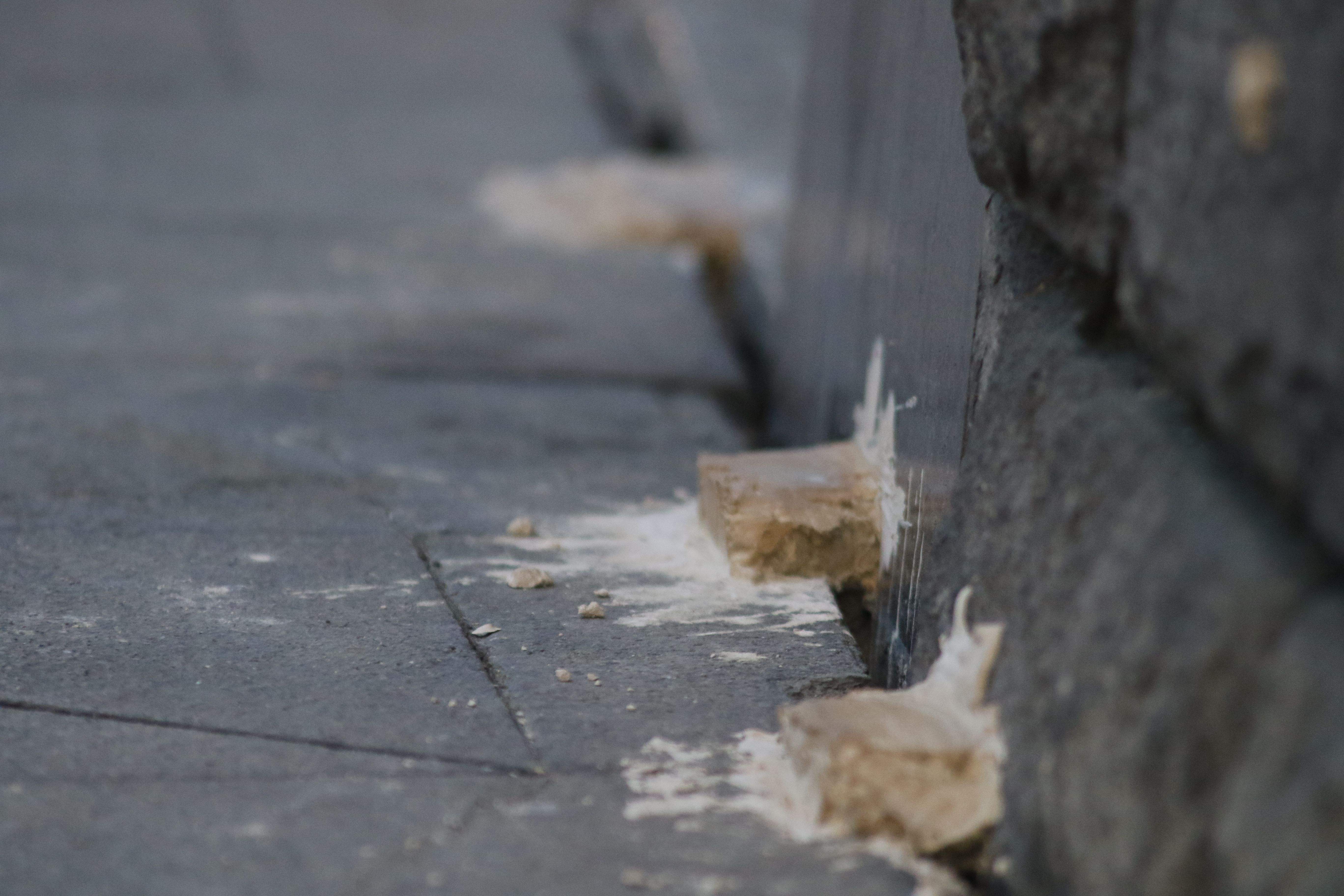 Testimonis de guix col·locats al peu de la façana.