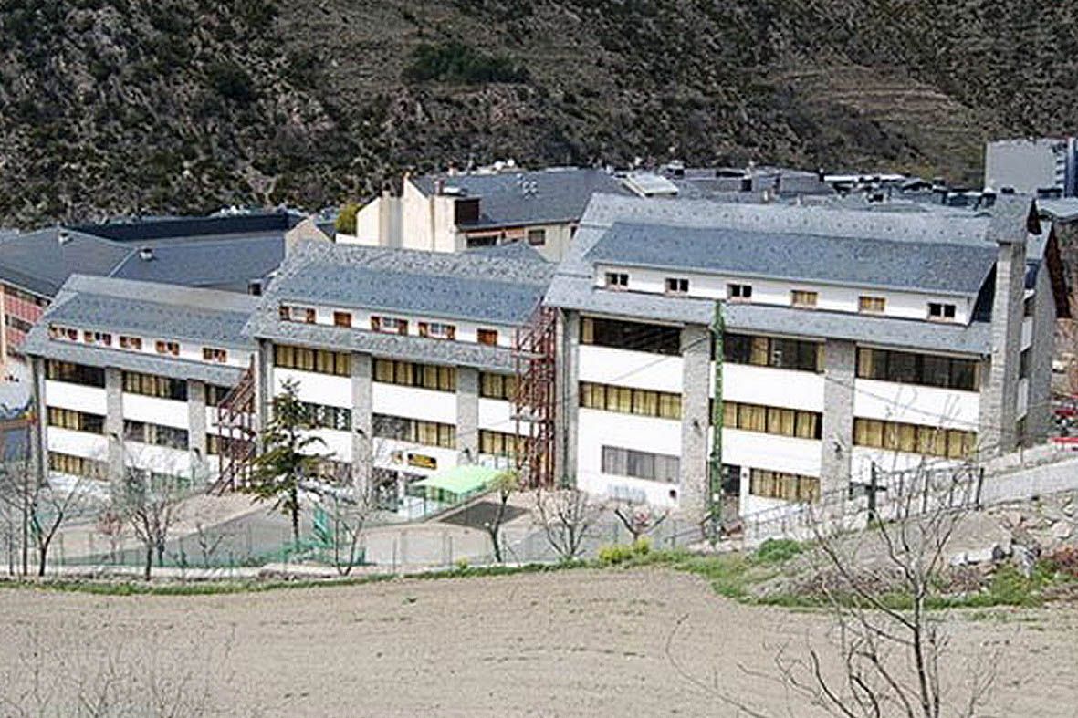 La policia intensifica la vigilància a l\'entorn d\'escoles després d\'ensurts amb un cotxe sospitós a Sant Julià i la Margineda