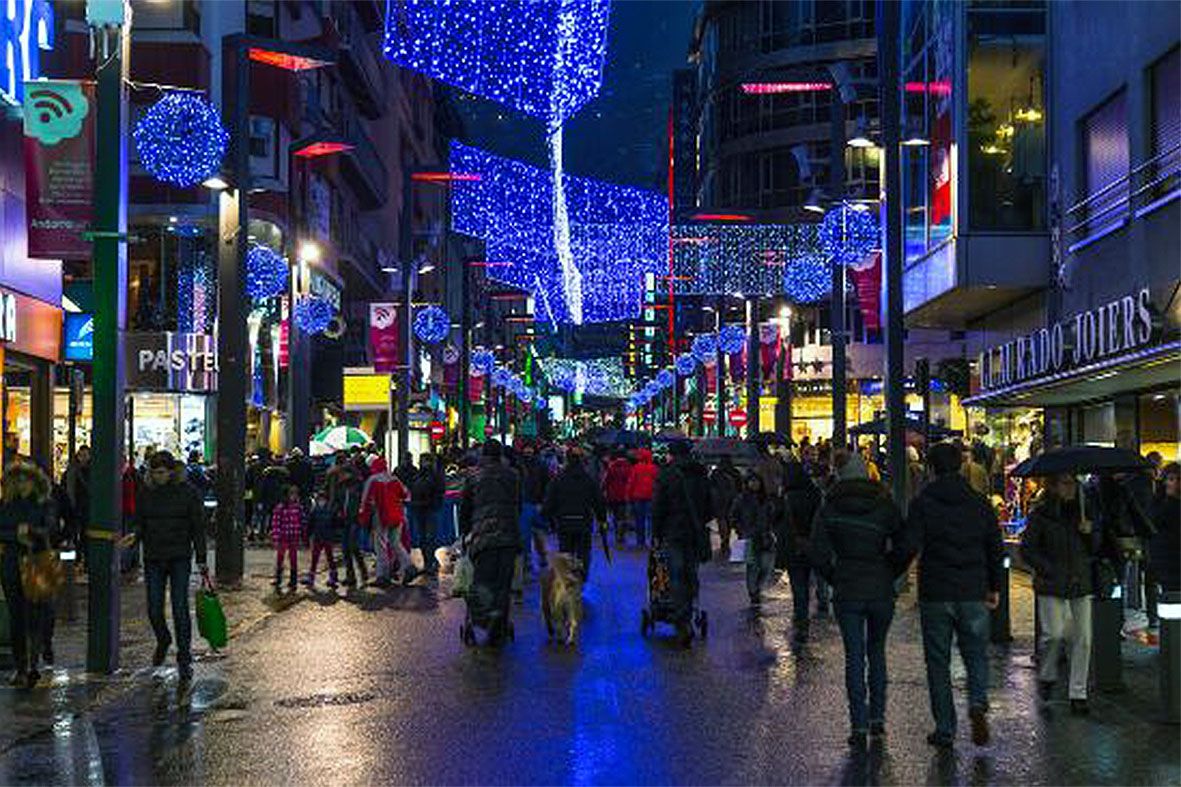 El comerç inicia un període de quaranta dies pràcticament sense cap jornada de descans i horaris allargats