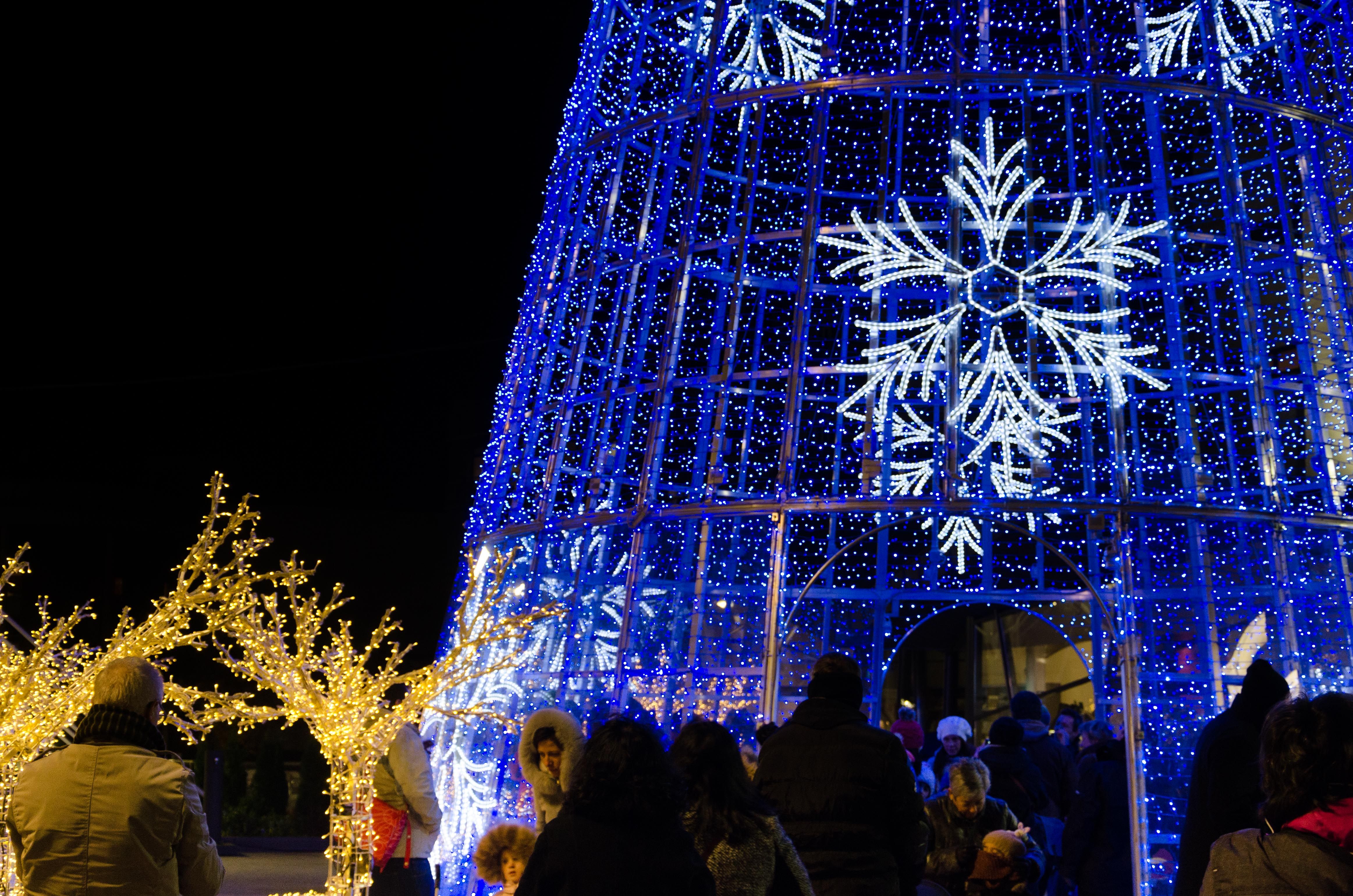 Andorra la Vella estrena la seva \'vestimenta\' lumínica i decorativa per aquest Nadal