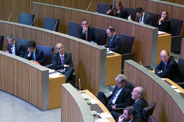 La \'regla d\'or\' del grup de DA emmanilla (una mica més) el Govern de DA