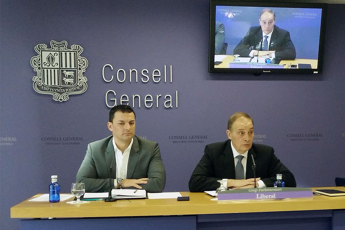 Els liberals \'desenfunden\' el cabreig contra la no-negociació del Govern amb la UE