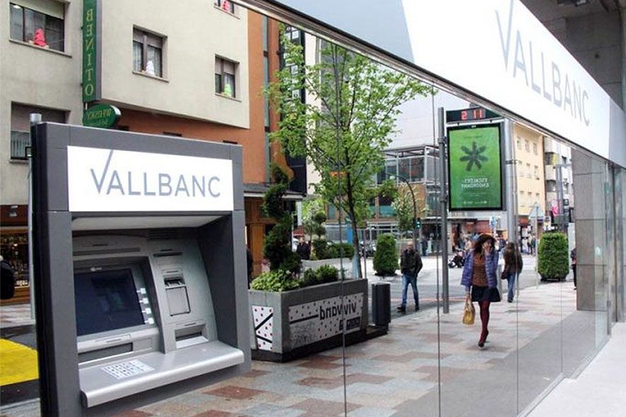 \"I no ens pot deixar alguna coseta?\". Les \'argúcies\' de Vall Banc per mirar d\'evitar la fuga de clients