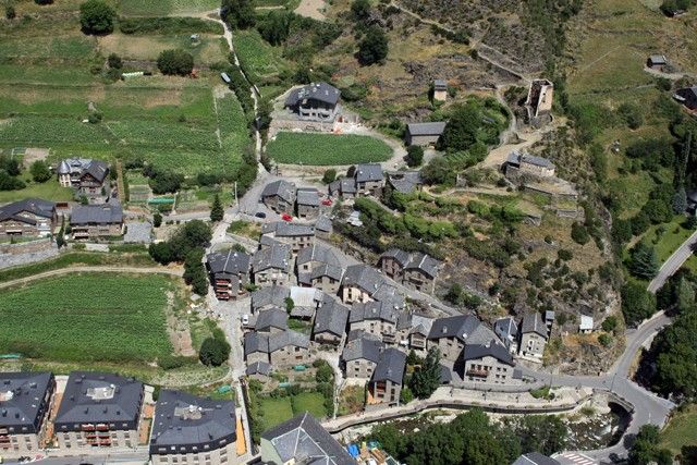 Ni rastre dels botins ni de l\'allotjament: la policia sospita que els lladres de xalets s\'estaven en un pis de lloguer Ni rastre dels botins ni de l\'allotjament: la policia sospita que els lladres de xalets s\'estaven en un pis de lloguer