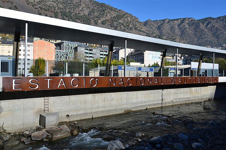 Govern es va oblidar d\'incloure la calefacció en la licitació de l\'estació de busos i per això va més tard