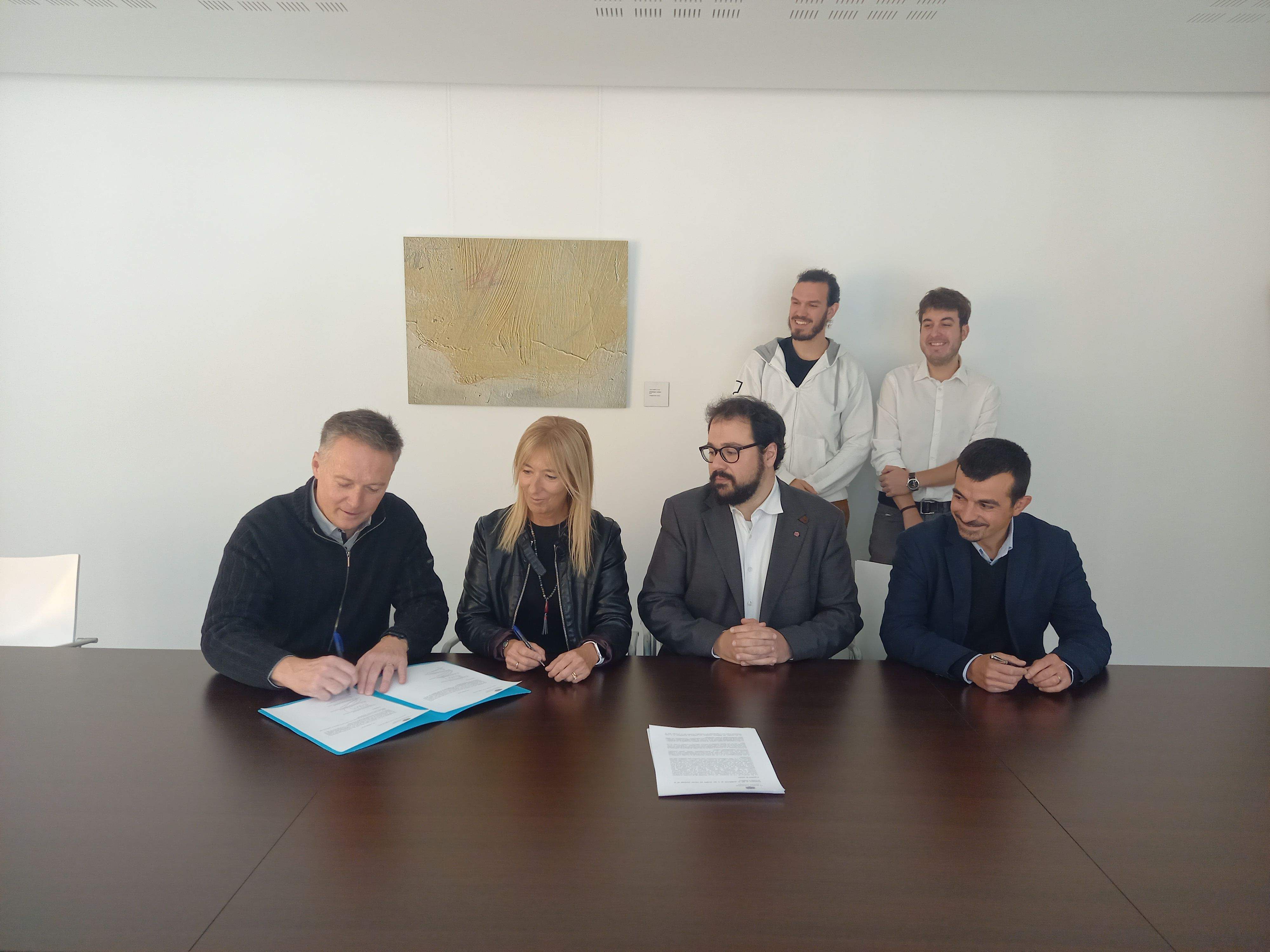 Els consellers generals dels diferents grups parlamentaris signen la proposició de llei el dia de la seva entrada a tràmit.