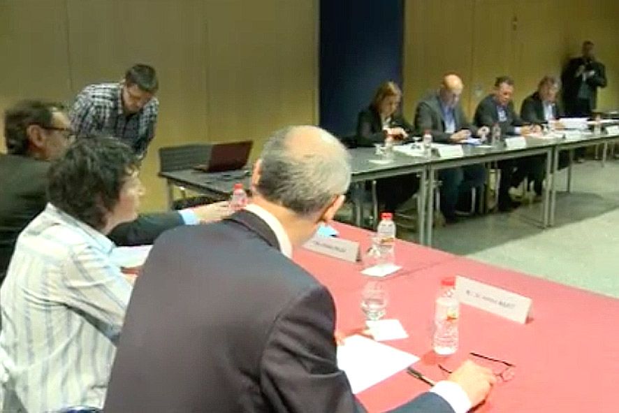 Martí fa mans i mànigues per congelar un any més les transferències de l\'Estat als comuns