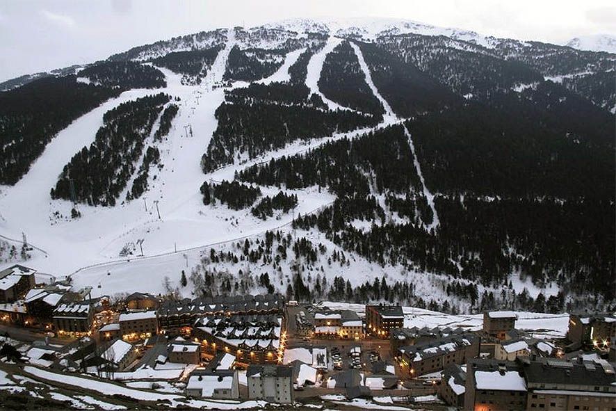 En llibertat sota fiança el jove que va colpejar greument un pare i un fill que esquiaven a Soldeu