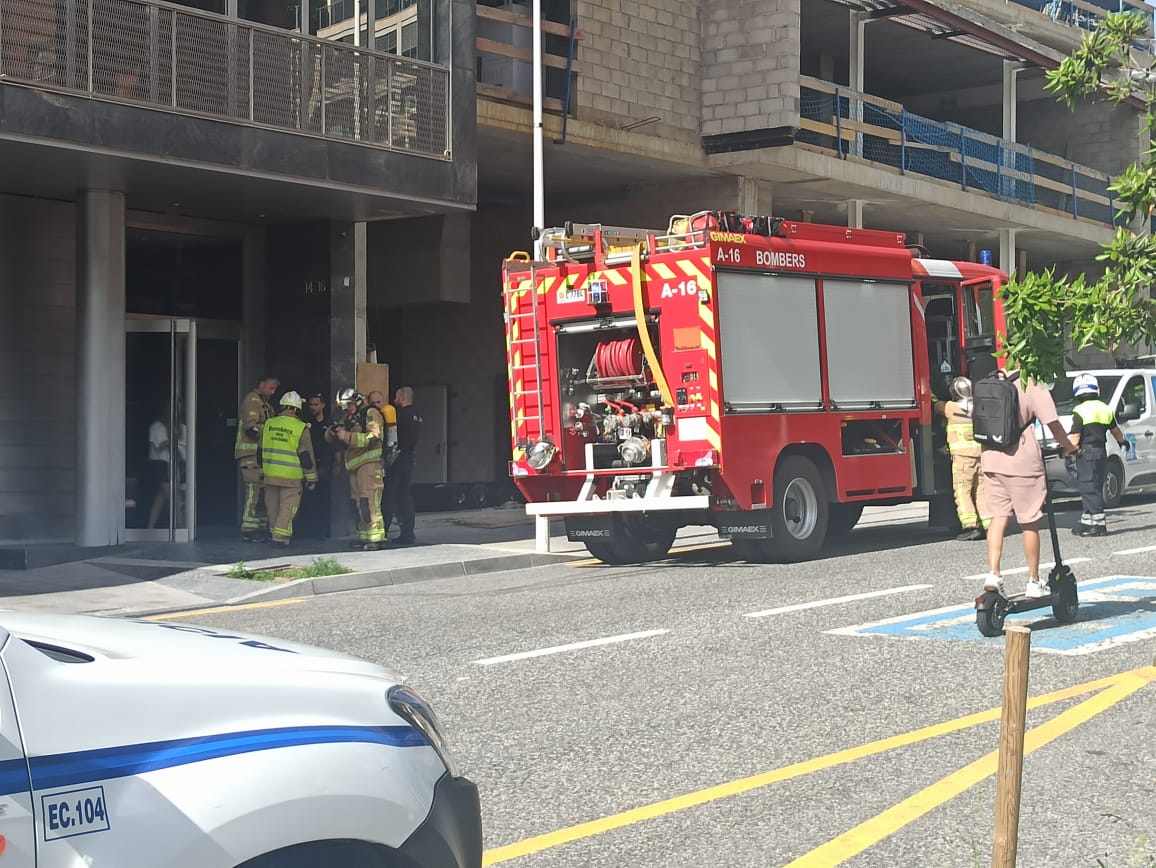 La dotació de Bombers a l'avinguda Consell de la Terra.
