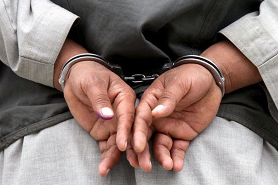 Detingut un \'homeless\' que va intentar clavar un ganivet a un policia en ser descobert en una sala de comptadors