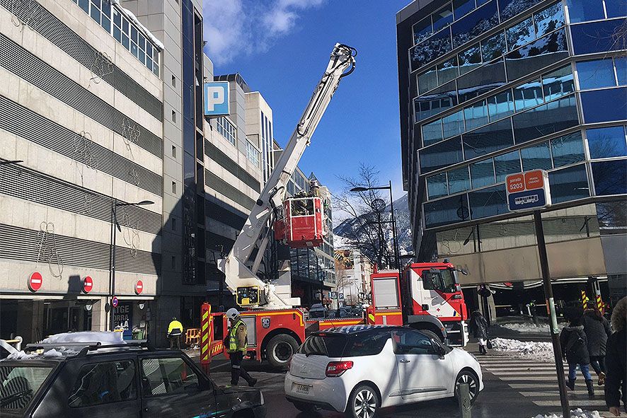 Ensurt al carrer Prat de la Creu per la caiguda del vidre de l\'ascensor públic a causa del vent