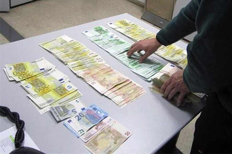 Comissats a la duana 154.000 euros que una parella romanesa resident a les Balears treia del país