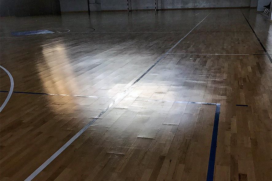 Consellers de la minoria encampadana constaten els desperfectes de les filtracions d\'aigua que el cònsol nega