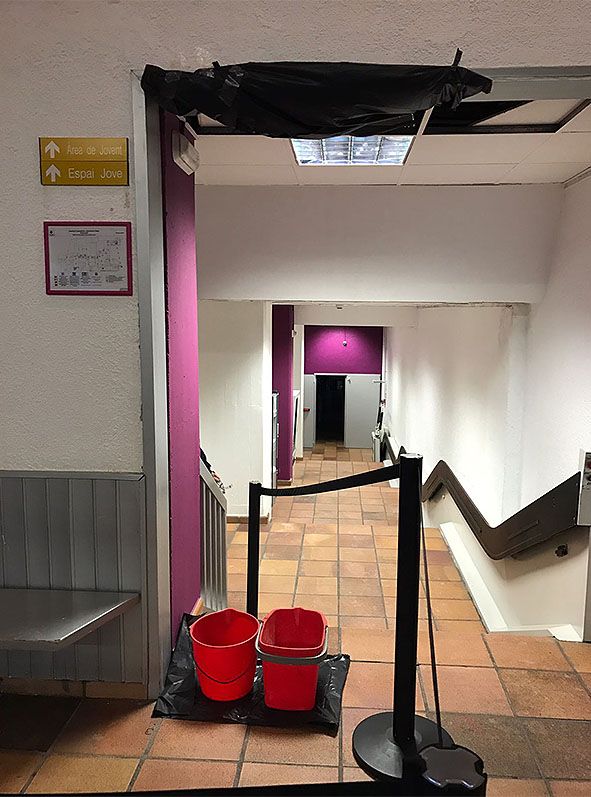 Les imatges que al cònsol d\'Encamp li dol haver de veure: cubells al complex