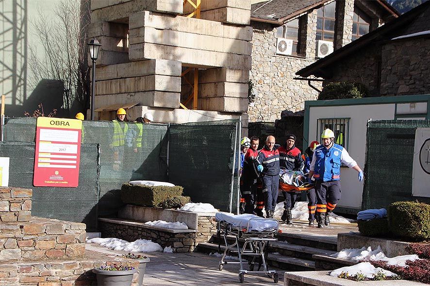 Ferit un operari de la construcció en les obres d\'enderroc de la Casa del Benefici