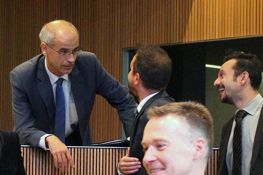 El PS manté el vot negatiu a la congelació de les transferències comunals en espera d\'una darrera ofensiva de Toni Martí