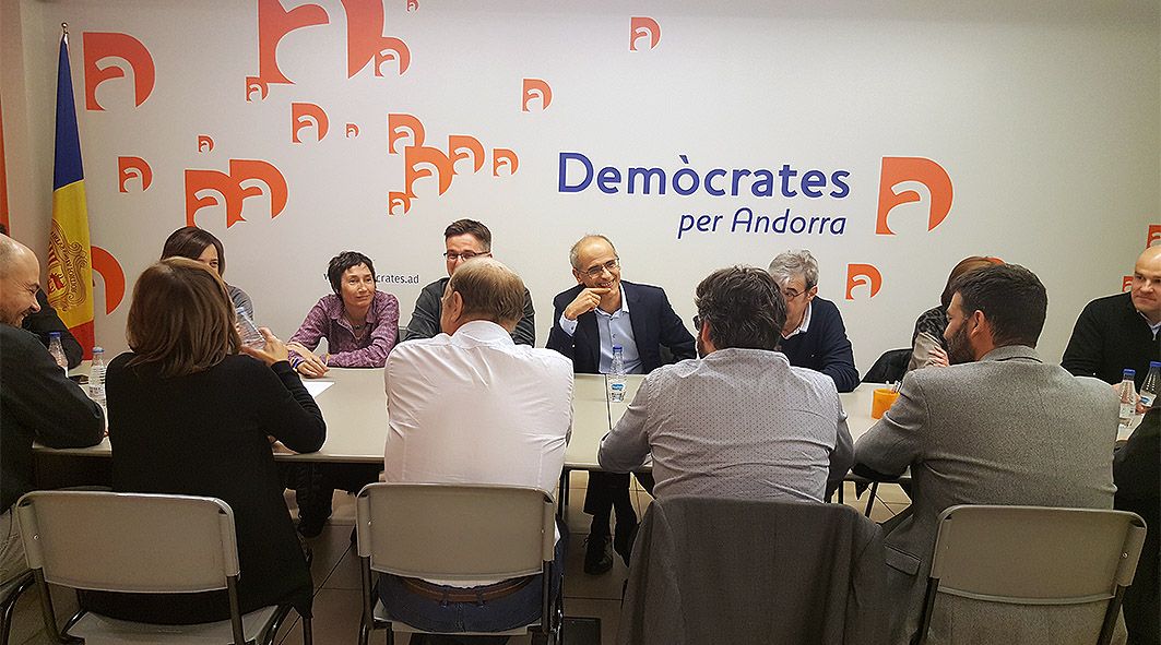 Nova \'escenificació de força\' de DA sobre les transferències amb una reunió de càrrecs per marejar la perdiu