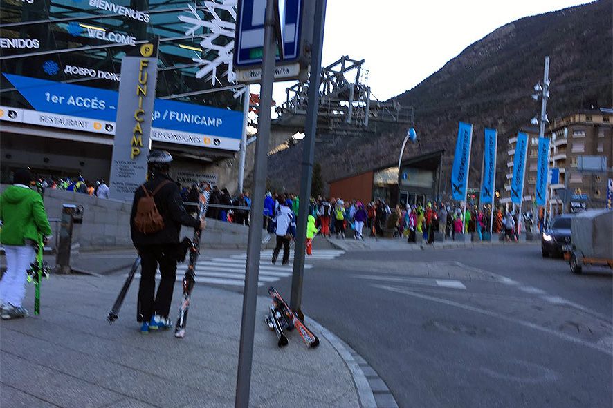 El Funicamp mor d\'èxit: més d\'una hora i mitja per poder pujar al giny... i perdre\'s les classes programades