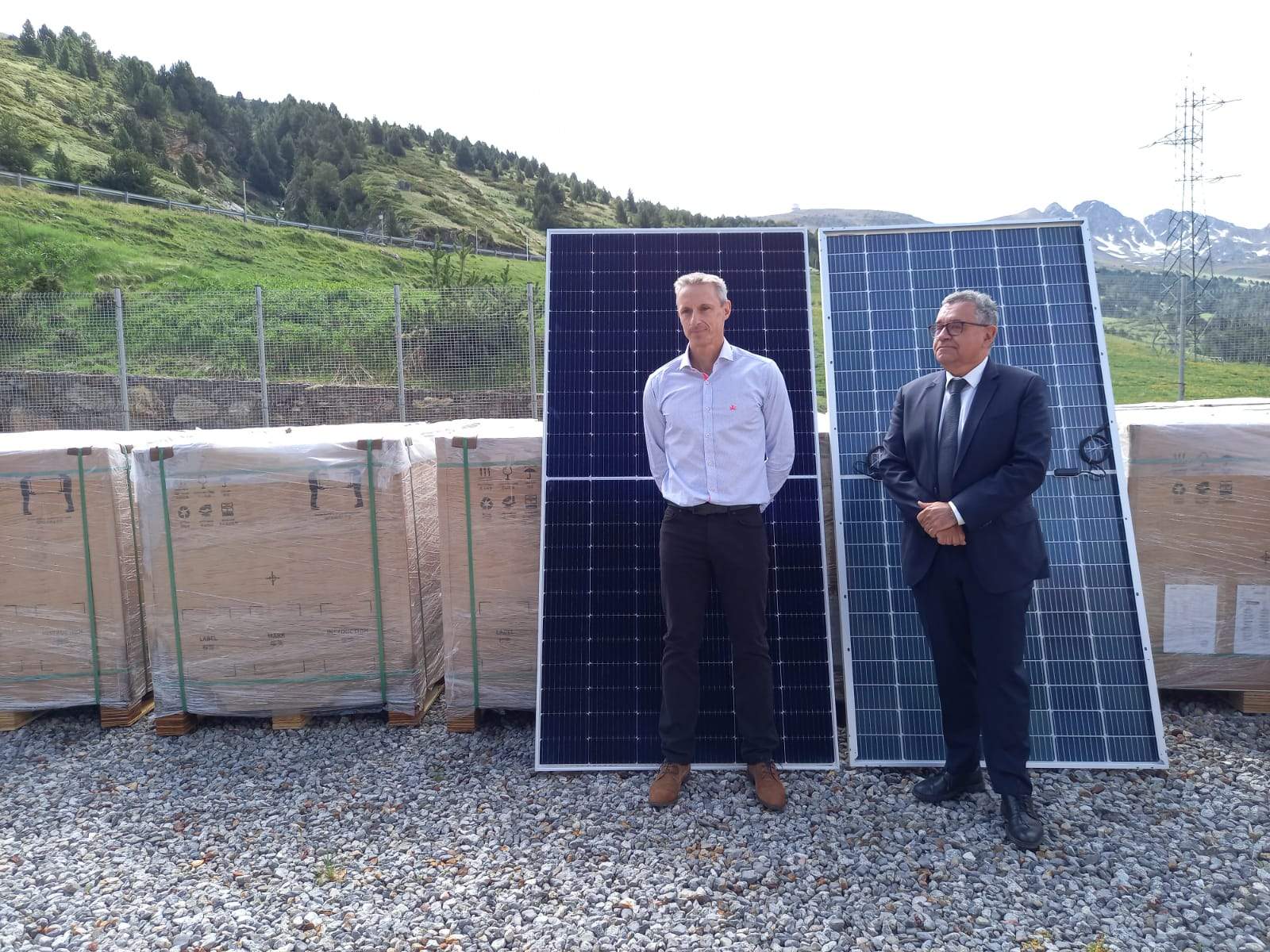 Calvet i Moles, al costat de les plaques que s'han de convertir en el futur parc solar.