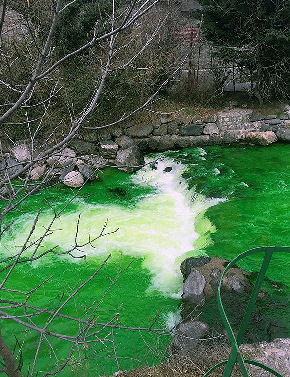 Del riu tenyit de verd al màstil trencat de la barca de Sant Pol