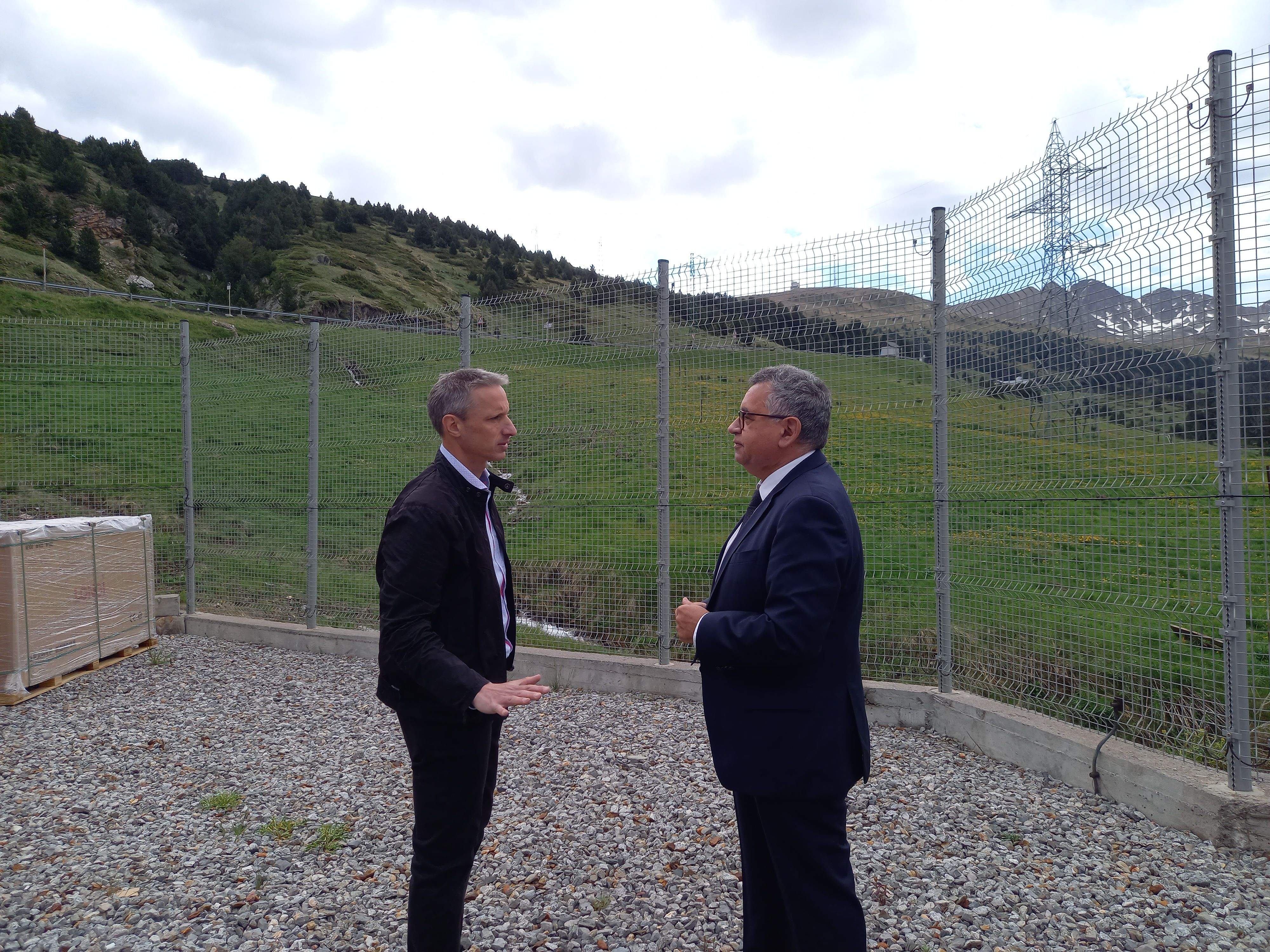 Moles dialgo amb Marc Calvet, director d'engineyria de FEDA, al costat del futur parc solar de Grau Roig.