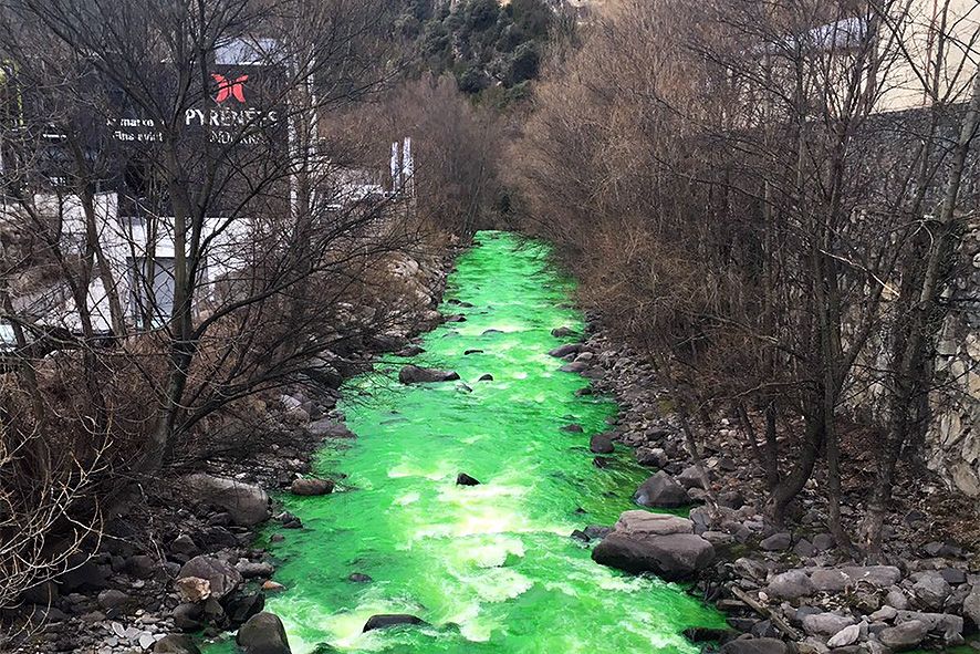Després de la riota del riu Valira verd, dimarts podria aparèixer marró (i no és del tot broma)