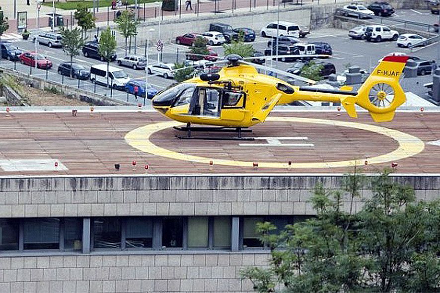 Traslladen a Barcelona en estat molt greu un home apunyalat per la seva parella a Incles