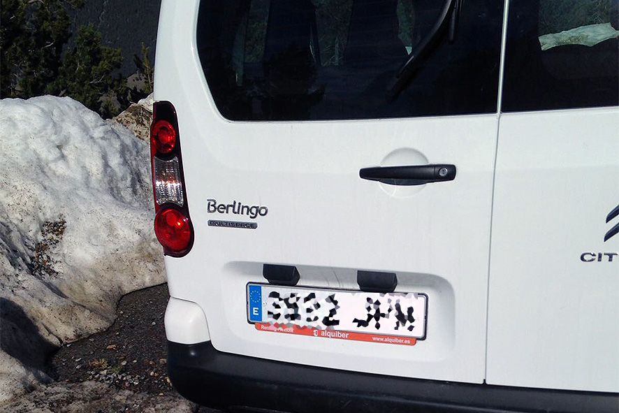 Operaris estrangers treballant en la \'millora elèctrica\' de Naturlandia el dia de la Constitució