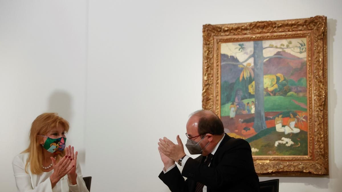 El ministre Cultura espanyol, Miquel Iceta, aplaudeix Carmen Cervera davant el 'Mata Mua' després de la firma de l'acord.