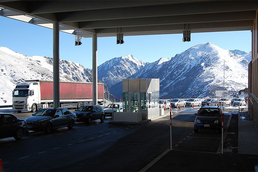 La Gendarmeria \'colla\' el contraban procedent d\'Andorra amb la detenció d\'un duaner i dos \'coordinadors\' de passadors